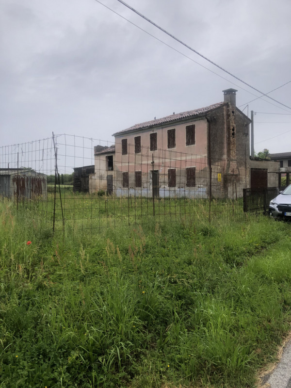 Rif:CSZ15. Si propone in vendita ed in esclusiva a TRIBANO casa singola da ristrutturare di circa...