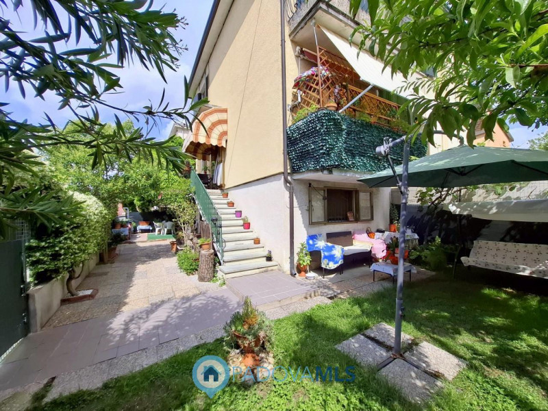 Immobile in esclusiva al Gruppo Padova MLS
PORZIONE DI BIFAMILIARE CON GIARDINO – ARCELLA/S.BELLI...