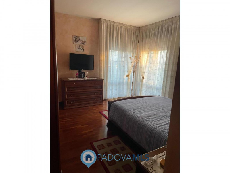 Immobile in esclusiva al Gruppo Padova MLS
PADOVA – TORRE | Luminoso appartamento con 2 camere, g...