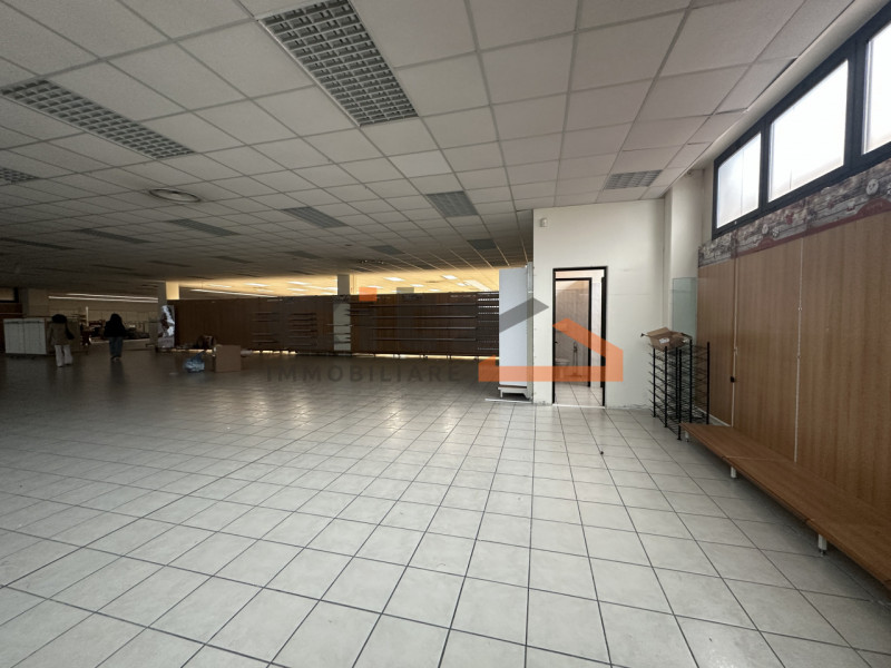 A soli € 500/mq circa, proponiamo in vendita importante immobile a destinazione COMMERCIALE / SHO...