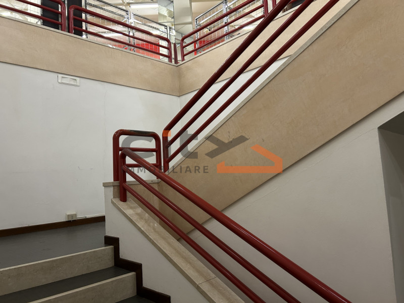 A soli € 500/mq circa, proponiamo in vendita importante immobile a destinazione COMMERCIALE / SHO...