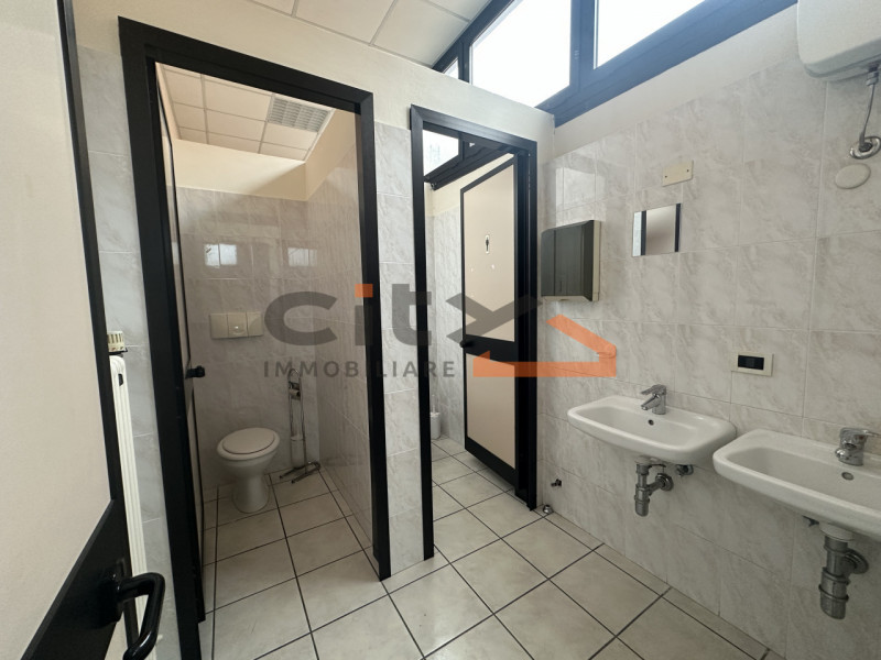A soli € 500/mq circa, proponiamo in vendita importante immobile a destinazione COMMERCIALE / SHO...