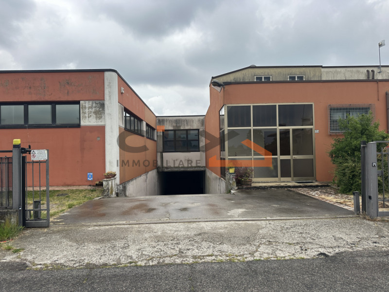 A soli € 500/mq circa, proponiamo in vendita importante immobile a destinazione COMMERCIALE / SHO...