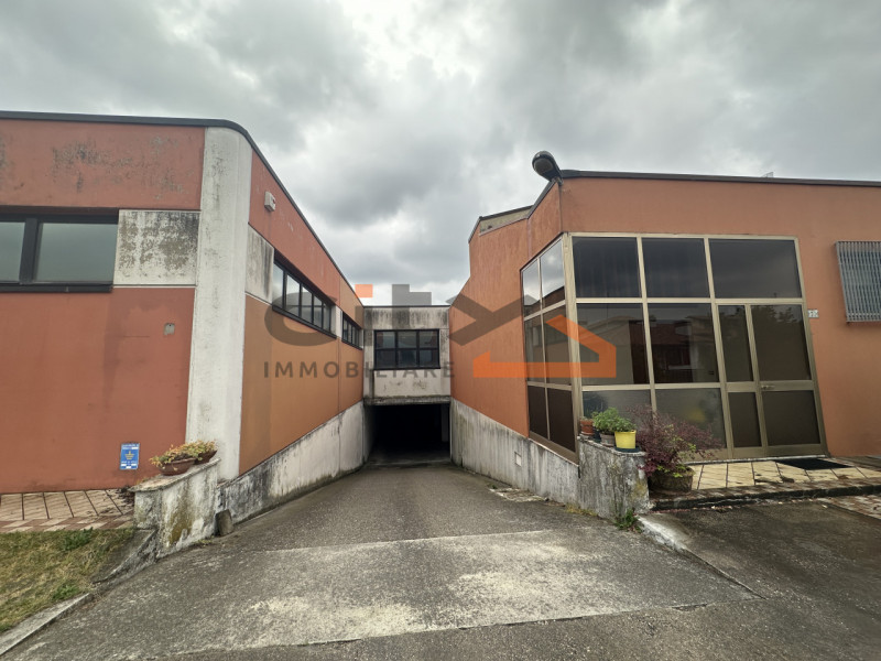 A soli € 500/mq circa, proponiamo in vendita importante immobile a destinazione COMMERCIALE / SHO...