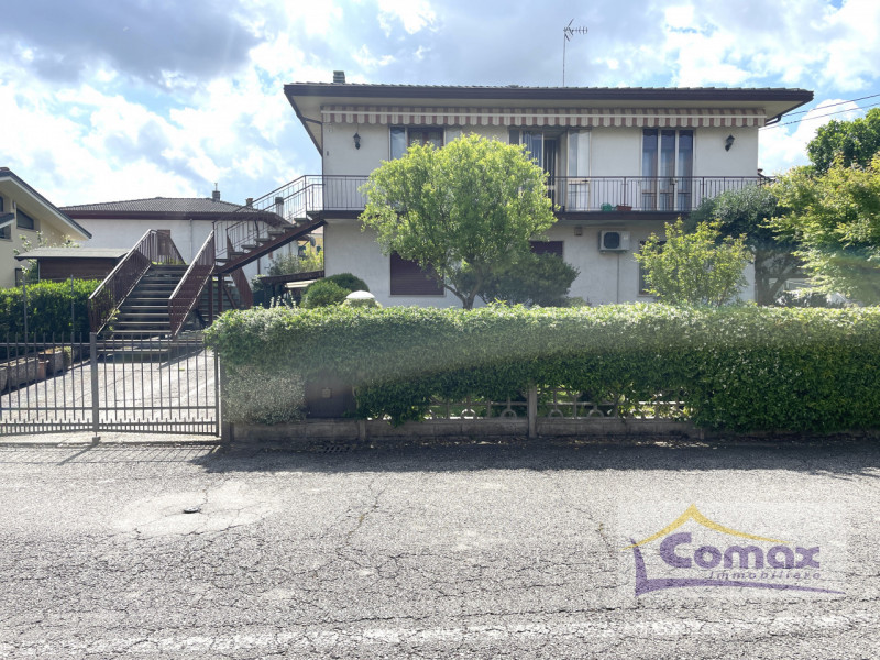 Scopri questo incantevole appartamento pentalocale situato nel cuore di Saccolongo, in una bifami...