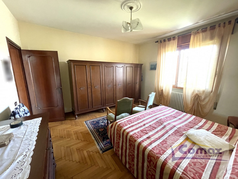 Scopri questo incantevole appartamento pentalocale situato nel cuore di Saccolongo, in una bifami...