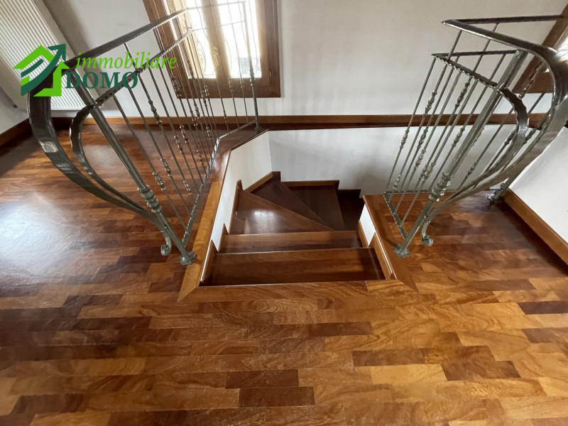Schio centro, Elegante appartamento bicamere ultimo piano su contesto di 4 unita

TRE BUONI MOTIV...