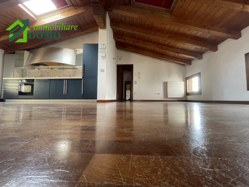 Schio centro, Elegante appartamento bicamere ultimo piano su contesto di 4 unita

TRE BUONI MOTIV...