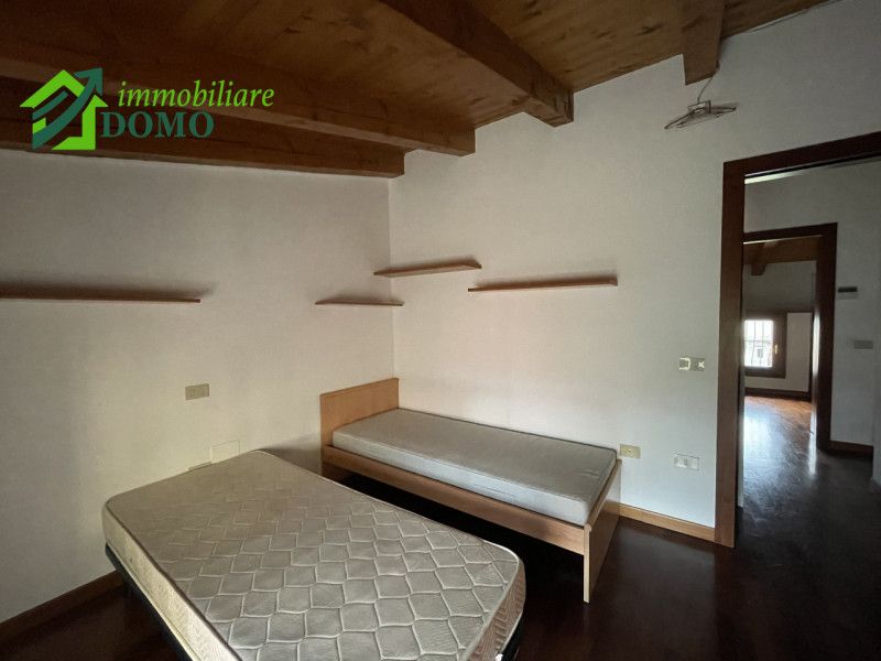 Schio centro, Elegante appartamento bicamere ultimo piano su contesto di 4 unita

TRE BUONI MOTIV...