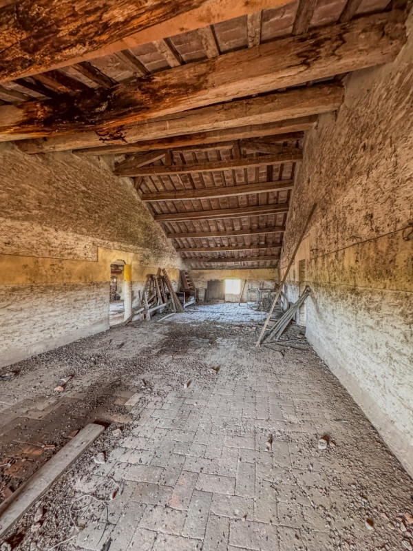 COMPOSIZIONE:
Proponiamo in vendita villa storica composta da abitazione principale, disposta su ...
