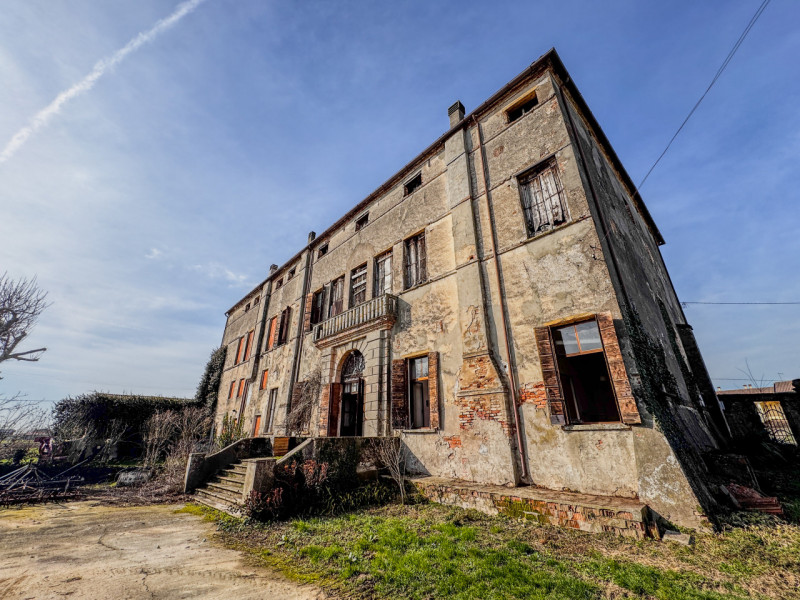COMPOSIZIONE:
Proponiamo in vendita villa storica composta da abitazione principale, disposta su ...