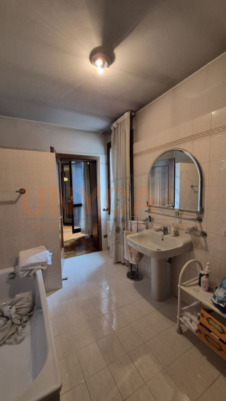 In elegante contesto storico, proponiamo esclusiva residenza di circa 260 mq, situata in una dell...