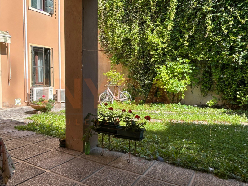 In elegante contesto storico, proponiamo esclusiva residenza di circa 260 mq, situata in una dell...