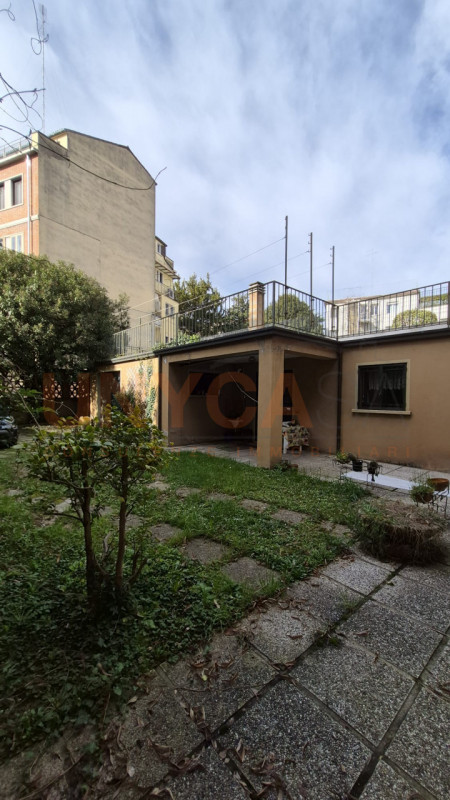 In elegante contesto storico, proponiamo esclusiva residenza di circa 260 mq, situata in una dell...