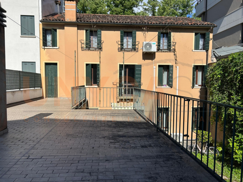 In elegante contesto storico, proponiamo esclusiva residenza di circa 260 mq, situata in una dell...