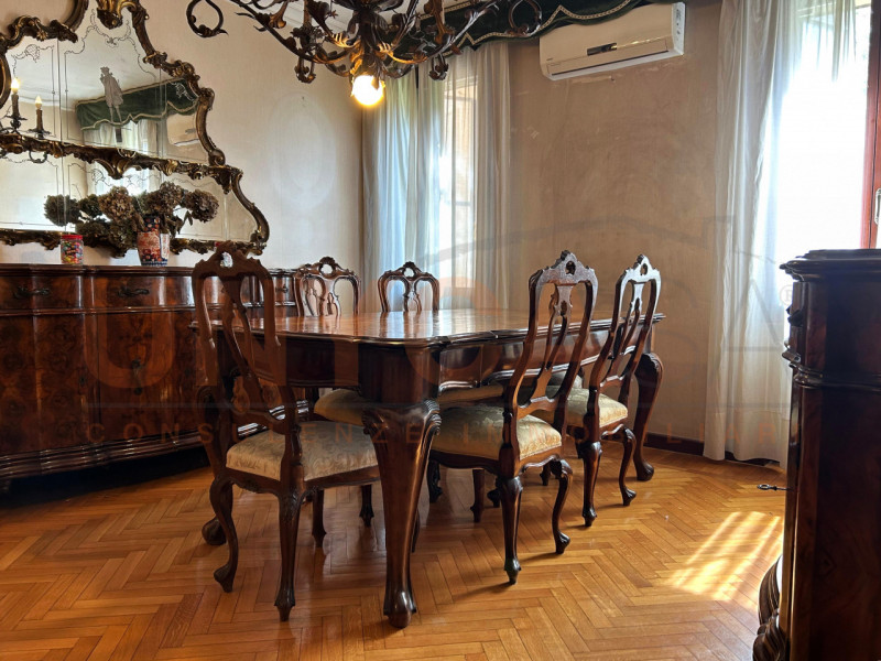 In elegante contesto storico, proponiamo esclusiva residenza di circa 260 mq, situata in una dell...