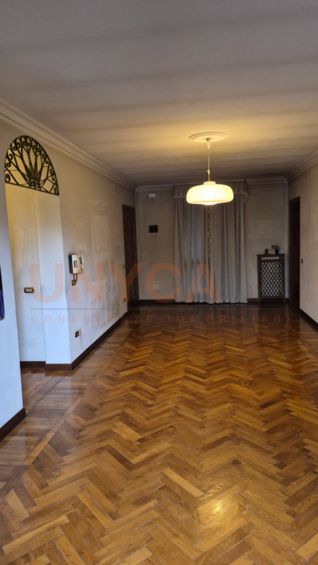 In elegante contesto storico, proponiamo esclusiva residenza di circa 260 mq, situata in una dell...