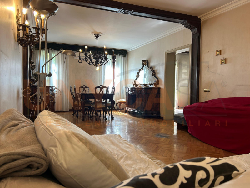 In elegante contesto storico, proponiamo esclusiva residenza di circa 260 mq, situata in una dell...