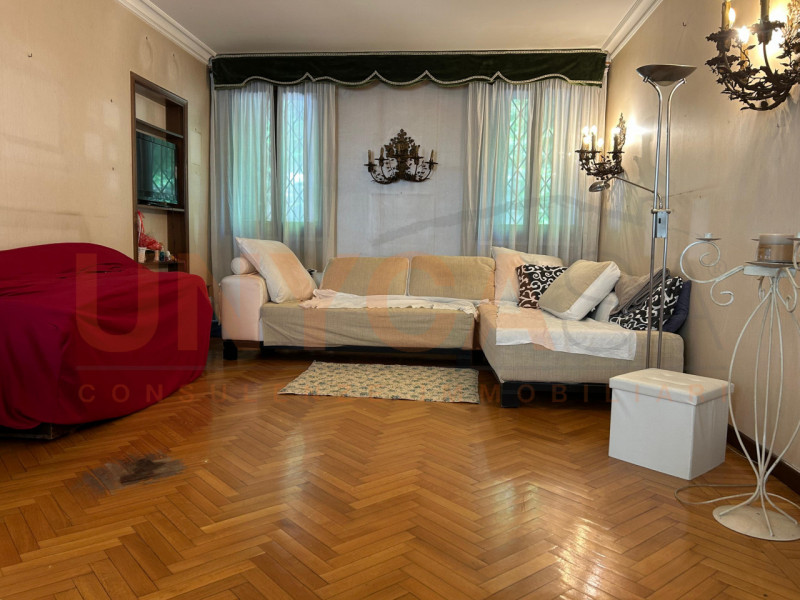 In elegante contesto storico, proponiamo esclusiva residenza di circa 260 mq, situata in una dell...