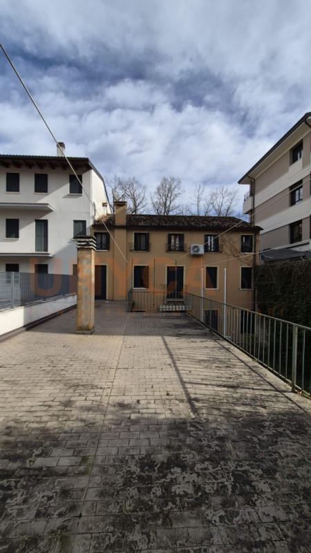 In elegante contesto storico, proponiamo esclusiva residenza di circa 260 mq, situata in una dell...