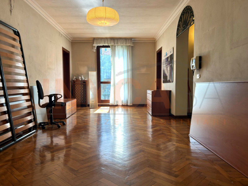 In elegante contesto storico, proponiamo esclusiva residenza di circa 260 mq, situata in una dell...