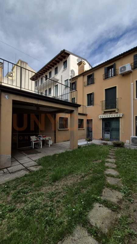 In elegante contesto storico, proponiamo esclusiva residenza di circa 260 mq, situata in una dell...