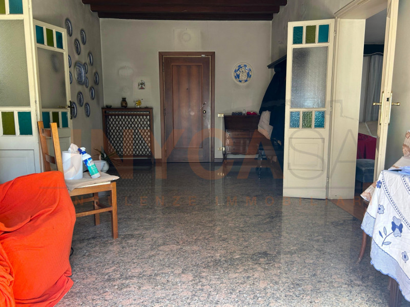 In elegante contesto storico, proponiamo esclusiva residenza di circa 260 mq, situata in una dell...