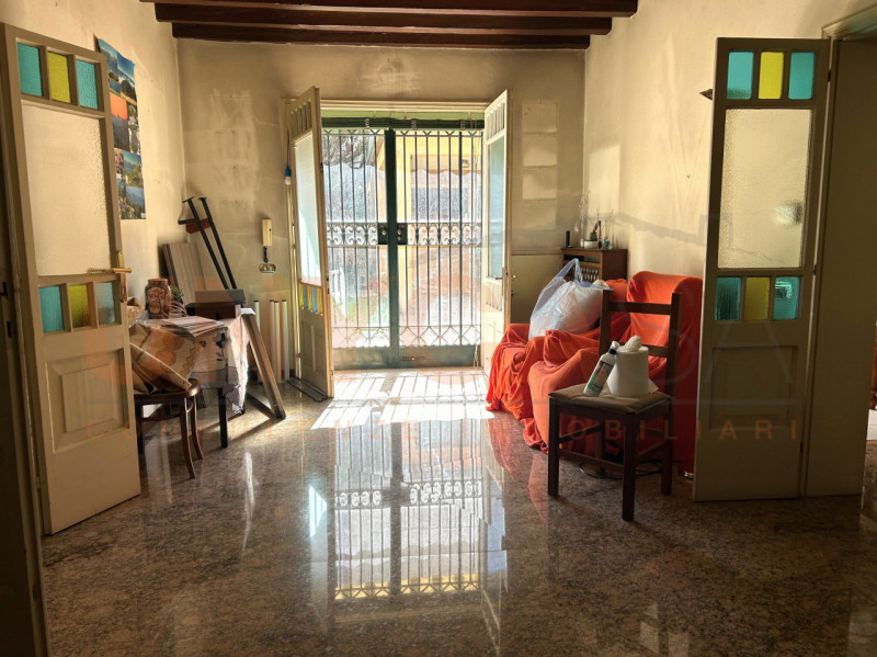 In elegante contesto storico, proponiamo esclusiva residenza di circa 260 mq, situata in una dell...
