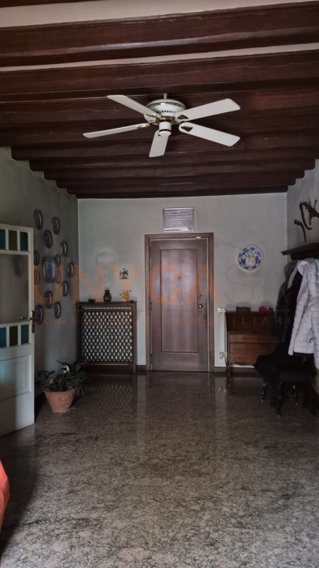 In elegante contesto storico, proponiamo esclusiva residenza di circa 260 mq, situata in una dell...
