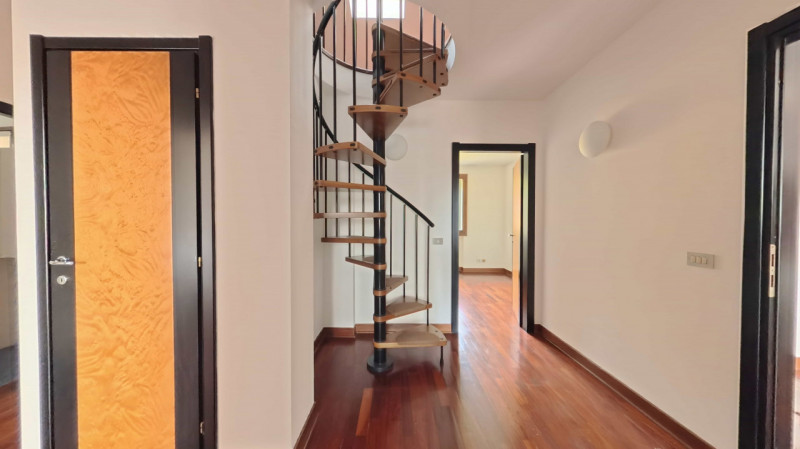 Ciao da Arcobaleno Immobiliare oggi presento un elegante appartamento su due livelli situato nel ...
