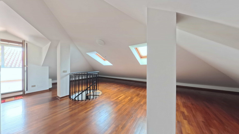Ciao da Arcobaleno Immobiliare oggi presento un elegante appartamento su due livelli situato nel ...