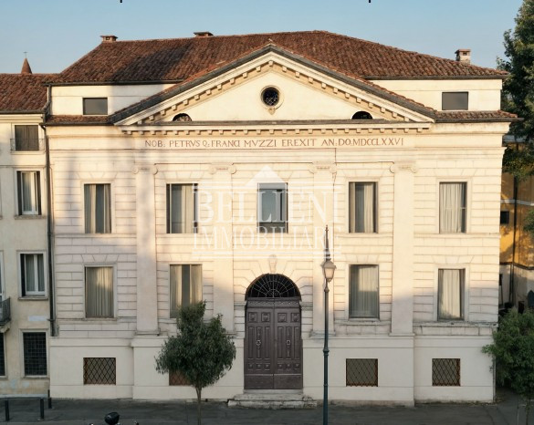 CENTRO STORICO - In una delle più importi piazze di Vicenza vicino al Teatro Olimpico e a Palazzo...