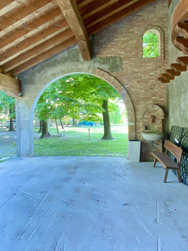 All'interno di un parco di quasi 8000 metri quadri, a due passi dal paese di Loreggia, immerso ne...
