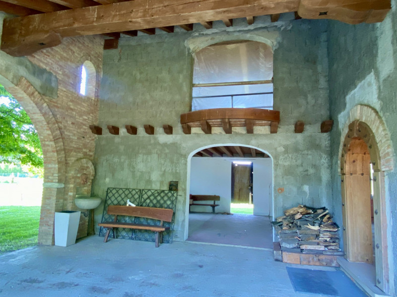 All'interno di un parco di quasi 8000 metri quadri, a due passi dal paese di Loreggia, immerso ne...