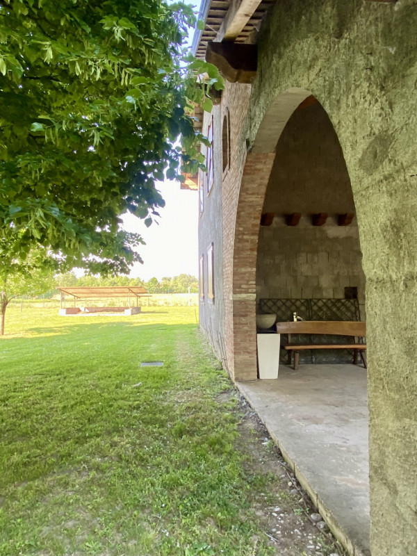 All'interno di un parco di quasi 8000 metri quadri, a due passi dal paese di Loreggia, immerso ne...