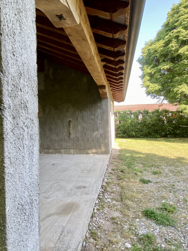 All'interno di un parco di quasi 8000 metri quadri, a due passi dal paese di Loreggia, immerso ne...