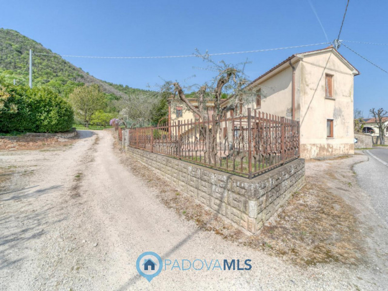 Immobile in esclusiva al Gruppo Padova MLS
MONSELICE Zona Solana, ai piedi del colle Montericco i...