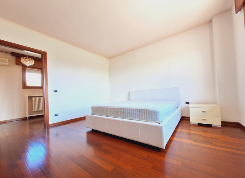 Situata a pochi passi dal centro cittadino, questa spaziosa villa singola è l’opportunità perfett...