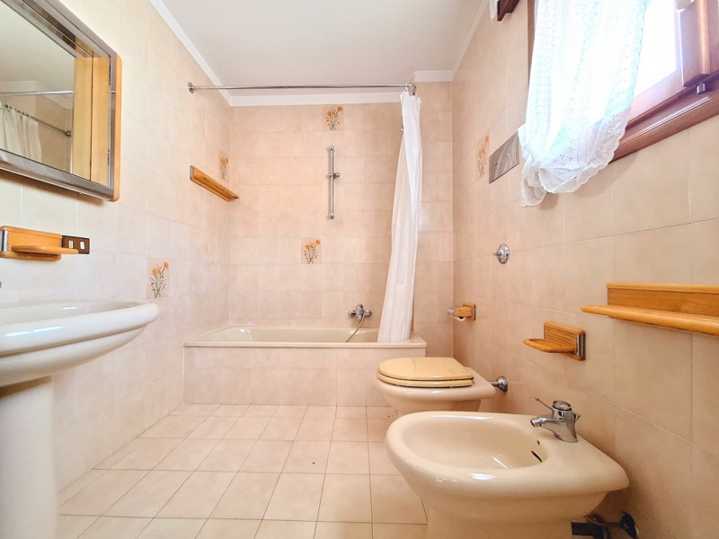 Situata a pochi passi dal centro cittadino, questa spaziosa villa singola è l’opportunità perfett...