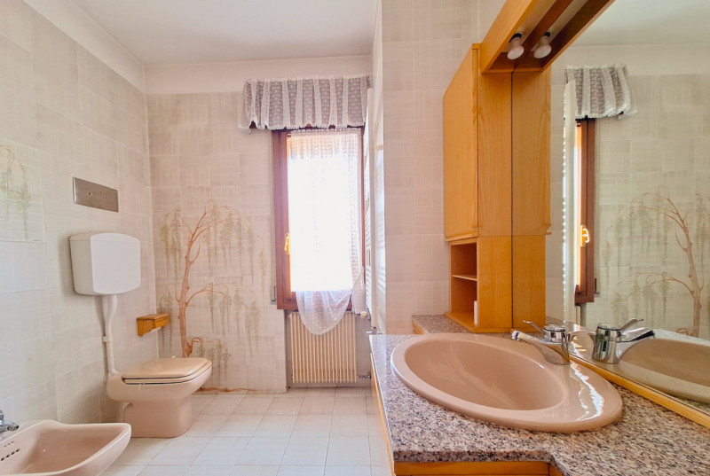 Situata a pochi passi dal centro cittadino, questa spaziosa villa singola è l’opportunità perfett...