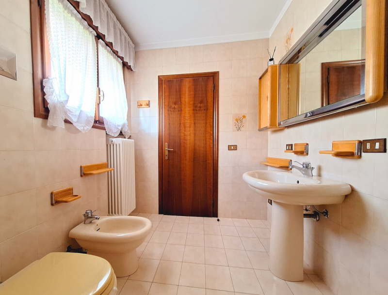 Situata a pochi passi dal centro cittadino, questa spaziosa villa singola è l’opportunità perfett...