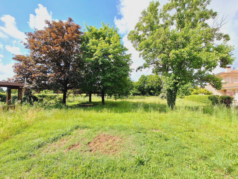 Situata a pochi passi dal centro cittadino, questa spaziosa villa singola è l’opportunità perfett...