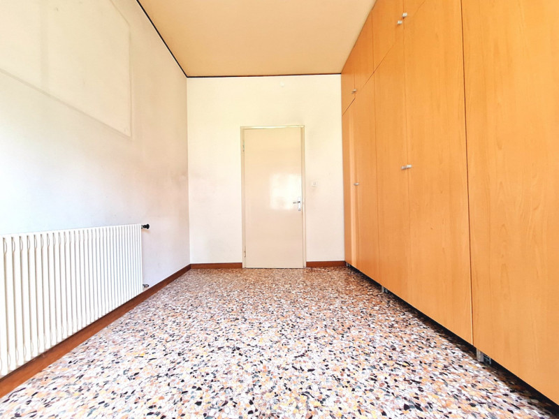 Situata a pochi passi dal centro cittadino, questa spaziosa villa singola è l’opportunità perfett...