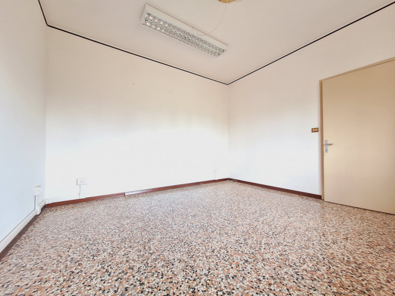 Situata a pochi passi dal centro cittadino, questa spaziosa villa singola è l’opportunità perfett...