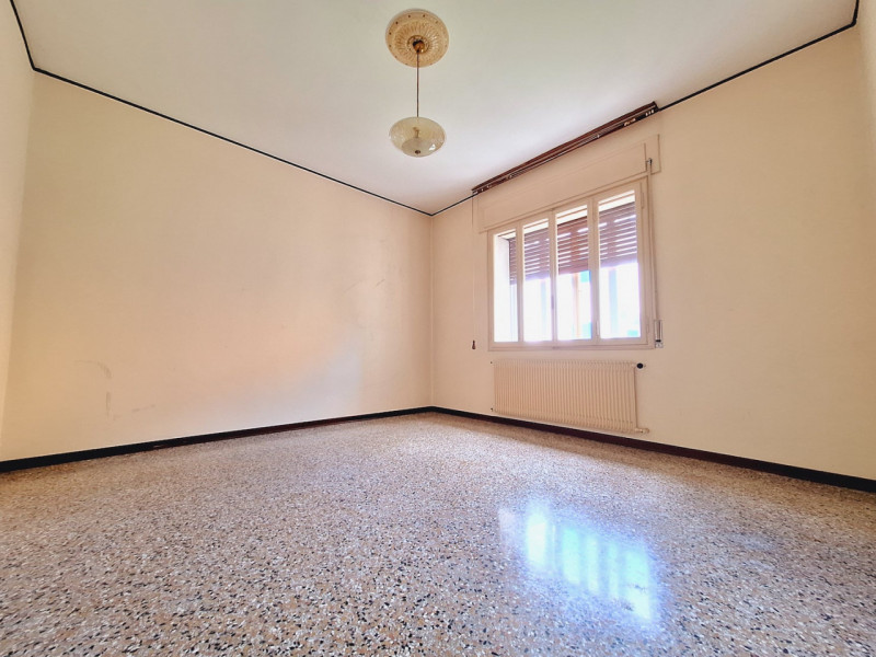 Situata a pochi passi dal centro cittadino, questa spaziosa villa singola è l’opportunità perfett...