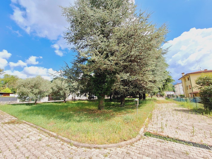 Situata a pochi passi dal centro cittadino, questa spaziosa villa singola è l’opportunità perfett...