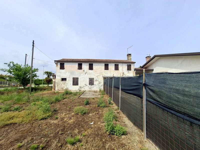 RUSTICO CON 2 UNITA' COMPLETAMENTE DA RISTRUTTURARE A MASERA'

A pochi minuti dal centro di Maser...
