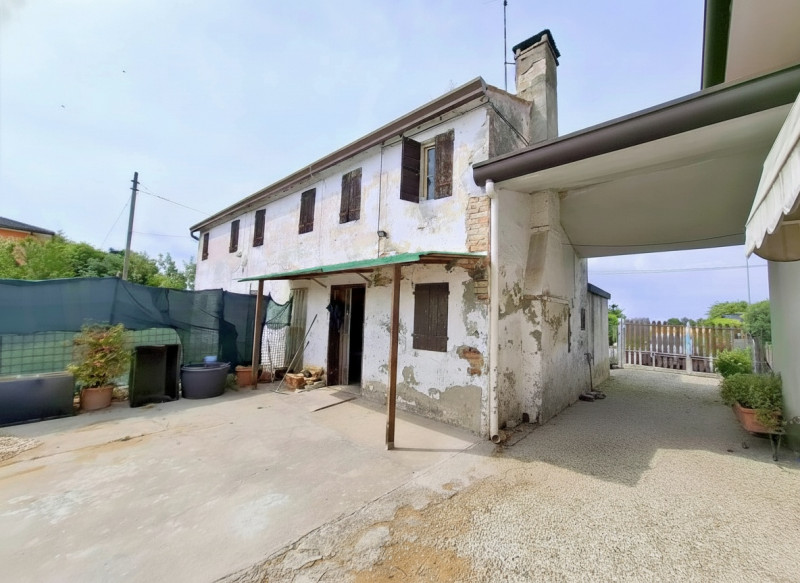 RUSTICO CON 2 UNITA' COMPLETAMENTE DA RISTRUTTURARE A MASERA'

A pochi minuti dal centro di Maser...