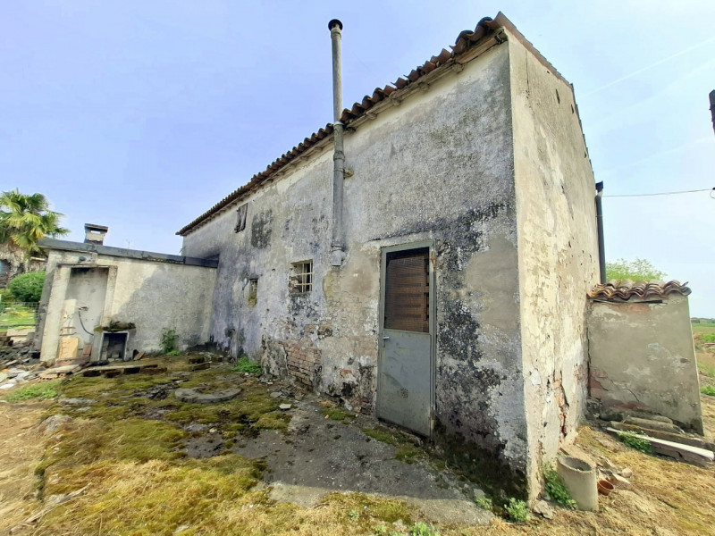 RUSTICO CON 2 UNITA' COMPLETAMENTE DA RISTRUTTURARE A MASERA'

A pochi minuti dal centro di Maser...