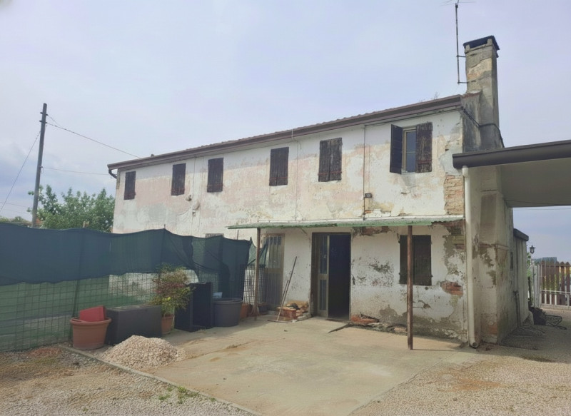 RUSTICO CON 2 UNITA' COMPLETAMENTE DA RISTRUTTURARE A MASERA'

A pochi minuti dal centro di Maser...